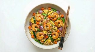 Spaghetti di riso con gamberi