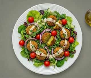 Salada com Falafel