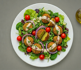 Salada com Falafel