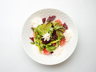 Салат со свеклой и творожным сыром (500г)