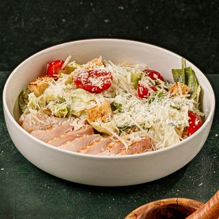 Салат «Цезарь» с курицей/ Salată Caesar cu Pui