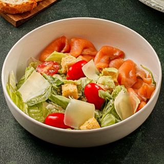 Салат Цезарь с лососем/ Salată Caesar cu Somon