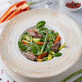 Salată caldă cu carne de vită și legume