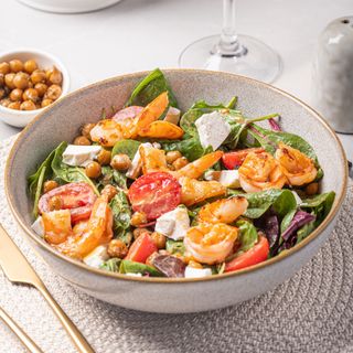 Salată cu creveți și sos de nuci