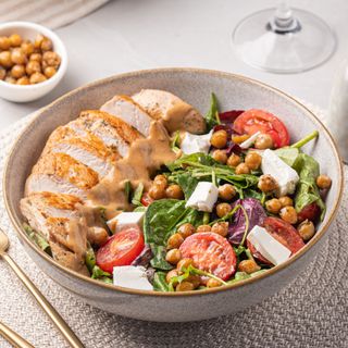 Salată cu pui și sos de nuci