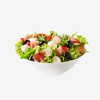 Salata s mozzarellom i pršutom