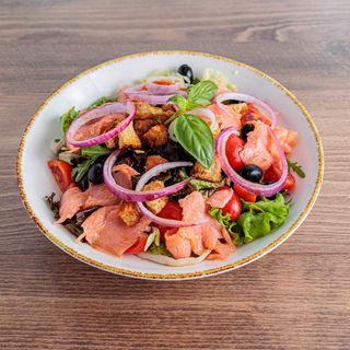 Salata sa dimljenim lososom