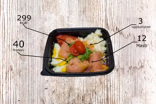 Salata s dimljenim lososom