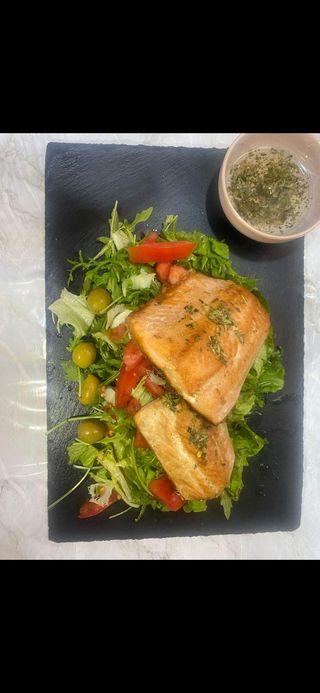 Salata sa fileom lososa sa žara