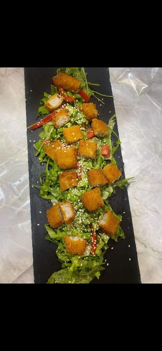 Salata sa paniranim ribljim štapićima