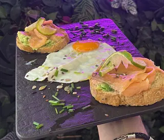 Salmon avotoast