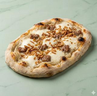 Pinsa salsiccia, crema di cipolla, fior di latte, cipolla croccante