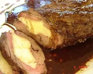Saltimbocca de Vitela Recheado de Queijo Flamengo com Batatinha Frita
