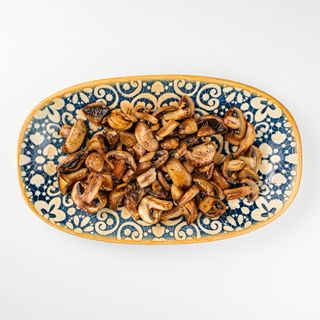 Šampinjoni na žaru i pomfrit