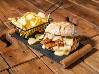 Sandes de Leitão com Quejo da Serra