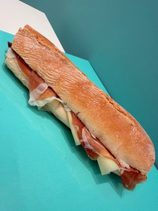 Sandwich crudo e formaggio