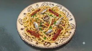 Scialatielli alla siciliana con acciughe e pomodori secchi
