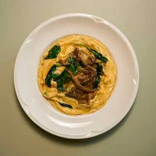 Scramble with oyster mushrooms and spinach
