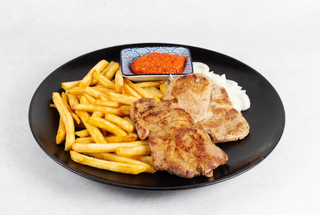 Svinjski vrat na žaru i prilog