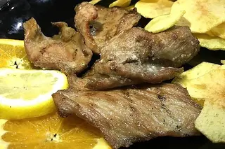 Secretos de Porco Braseados com Batata Frita e Esparregado