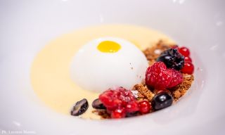 Semifreddo al melone e rum su crumble con salsa di frutti di bosco