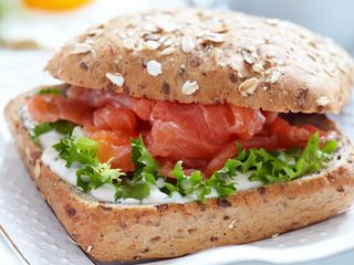 Sendvič sa dimljenim lososom