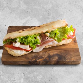Sendvič sa pršutom i mozzarellom