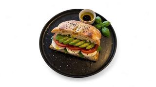 Sendvič sa avocadom i mozzarellom