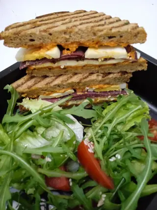 Sendvič sa govedinom i mozzarellom +salata fit