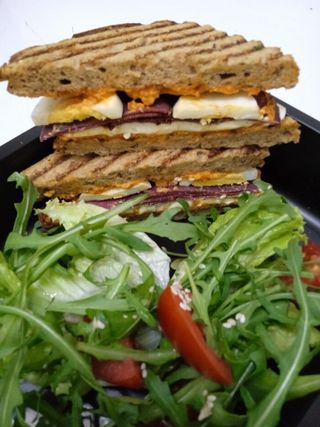 Sendvič sa govedinom i mozzarellom +salata fit