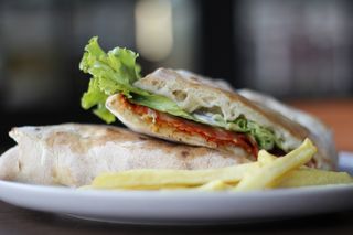 Sendvič sa jajima i pršutom