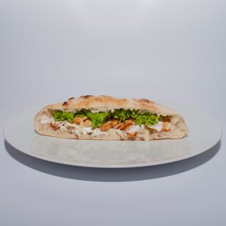 Sendvič sa pilećim krpicama, sirom i sosom