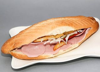 Sendvič sa salamom