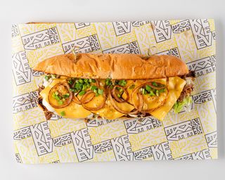 Сэндвич с рваным мясом чеддер