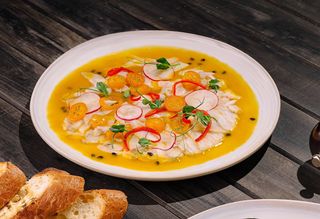 Seviche din biban de mare cu sos de fructul Passiunii