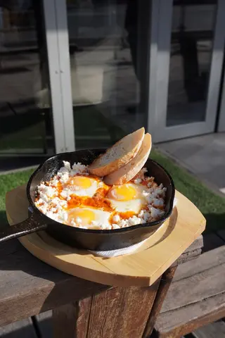 Шакшука с сыром брынза и багетом (450г)