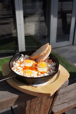 Шакшука с сыром брынза и багетом (450г)