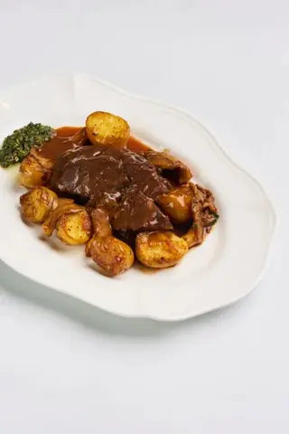Щека теленка с грибами картофелем и соусом сальса (340г)
