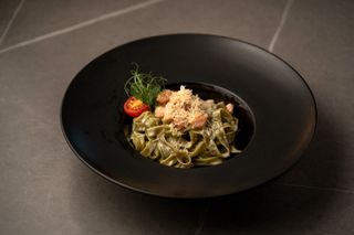 Шпинатное тальятелле с лососем и трюфельным маслом (220г)