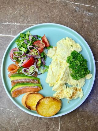 Скрембл с лососем и авокадо (280г)