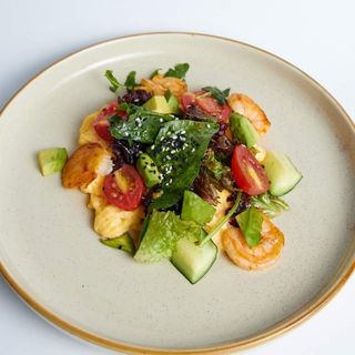 Скрэмбл с салатом, креветками и авокадо (200г)