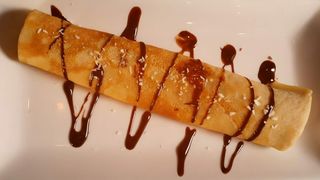 Slatka palačinka sa Nutellom, plazmom, višnjom i šlagom