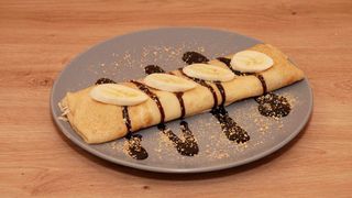 Slatka palačinka sa bananom i kremom