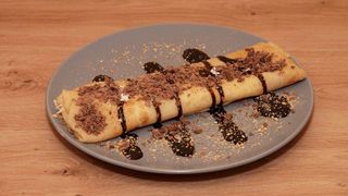 Slatka palačinka sa kremom i plazmom