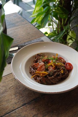 Соба с форелью и овощами (250г)