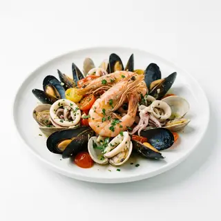 Solo padella di mare a centro tavola