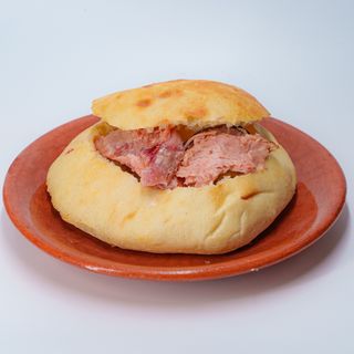 Dimljena butkica sa kajmakom, sač u somunu