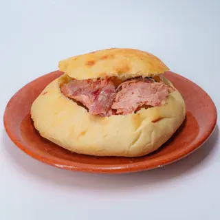 Juneći sač u somunu