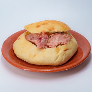 Juneći sač u somunu