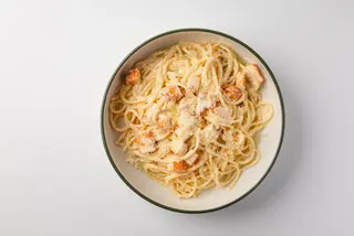 Спагетти с копченой курицей в сливочном соусе (320г)